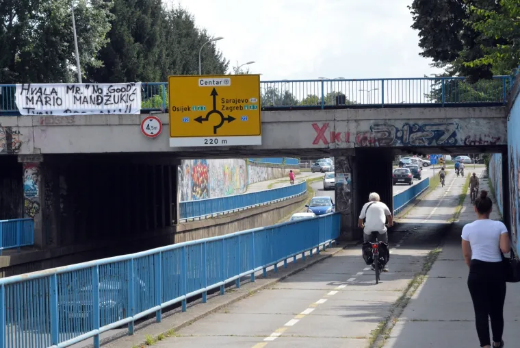 Hvala Mr. No Good/Mario Mandzukić/Tvoji Brođani!!', pi&scaron;e na transparentu kojim se Brođani zahvaljuju svom sugrađaninu Mariju Mandzukiću, koji se oprostio od dresa hrvatske reprezentacije nakon svjetskog srebra Vatrenih u Rusiji. Platno s natpisom postavljeno je na ogradu iznad podvožnjaka u Kumičićevoj ulici u Slavonskom Brodu.