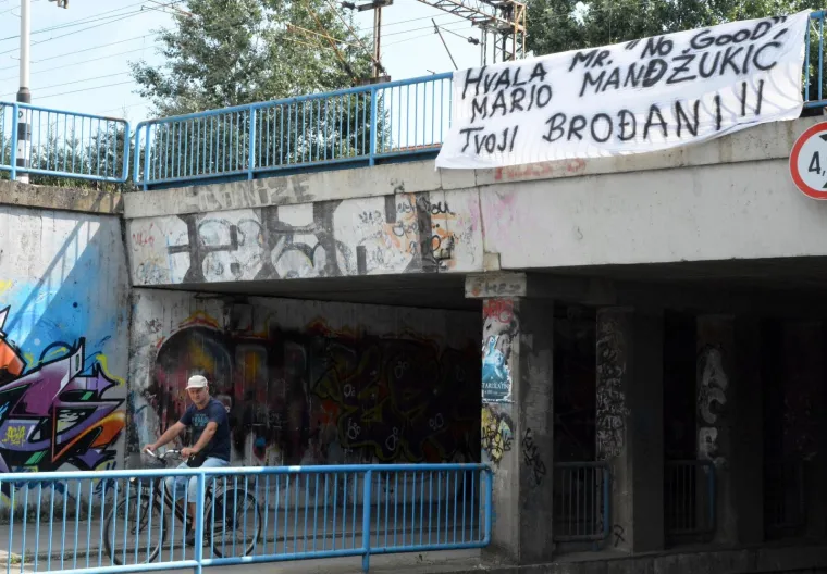 Hvala Mr. No Good/Mario Mandzukić/Tvoji Brođani!!', pi&scaron;e na transparentu kojim se Brođani zahvaljuju svom sugrađaninu Mariju Mandzukiću, koji se oprostio od dresa hrvatske reprezentacije nakon svjetskog srebra Vatrenih u Rusiji. Platno s natpisom postavljeno je na ogradu iznad podvožnjaka u Kumičićevoj ulici u Slavonskom Brodu.