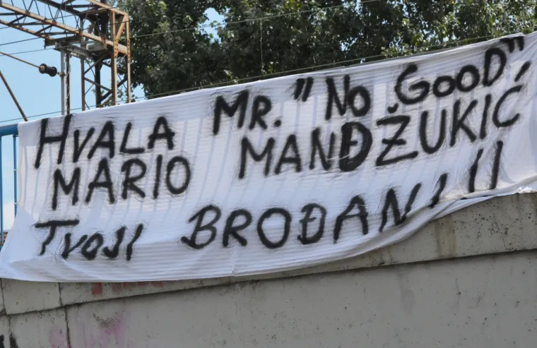 Hvala Mr. No Good/Mario Mandzukić/Tvoji Brođani!!', pi&scaron;e na transparentu kojim se Brođani zahvaljuju svom sugrađaninu Mariju Mandzukiću, koji se oprostio od dresa hrvatske reprezentacije nakon svjetskog srebra Vatrenih u Rusiji. Platno s natpisom postavljeno je na ogradu iznad podvožnjaka u Kumičićevoj ulici u Slavonskom Brodu.
