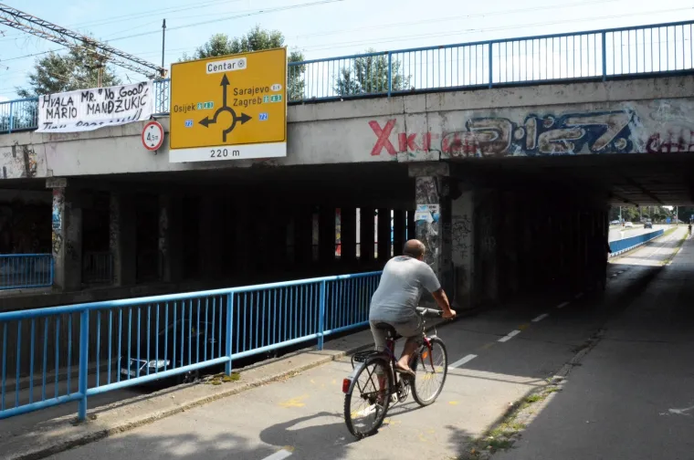 Hvala Mr. No Good/Mario Mandzukić/Tvoji Brođani!!', pi&scaron;e na transparentu kojim se Brođani zahvaljuju svom sugrađaninu Mariju Mandzukiću, koji se oprostio od dresa hrvatske reprezentacije nakon svjetskog srebra Vatrenih u Rusiji. Platno s natpisom postavljeno je na ogradu iznad podvožnjaka u Kumičićevoj ulici u Slavonskom Brodu.