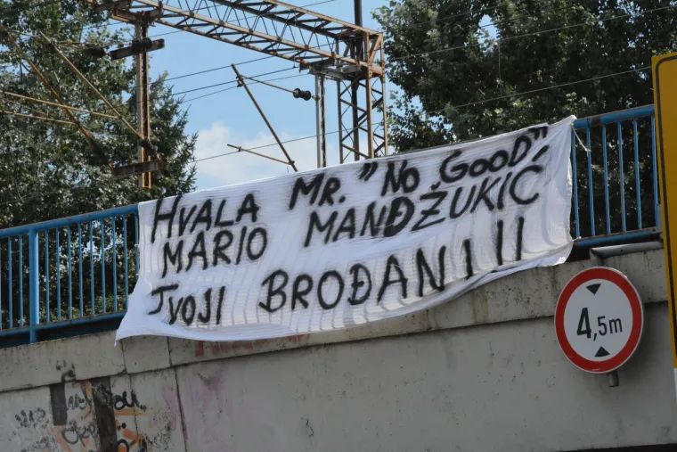 Hvala Mr. No Good/Mario Mandzukić/Tvoji Brođani!!', pi&scaron;e na transparentu kojim se Brođani zahvaljuju svom sugrađaninu Mariju Mandzukiću, koji se oprostio od dresa hrvatske reprezentacije nakon svjetskog srebra Vatrenih u Rusiji. Platno s natpisom postavljeno je na ogradu iznad podvožnjaka u Kumičićevoj ulici u Slavonskom Brodu.