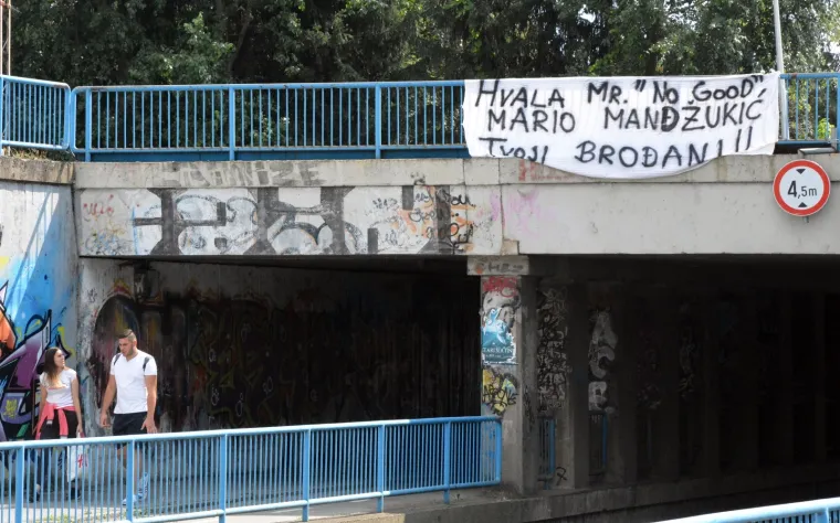 Hvala Mr. No Good/Mario Mandzukić/Tvoji Brođani!!', pi&scaron;e na transparentu kojim se Brođani zahvaljuju svom sugrađaninu Mariju Mandzukiću, koji se oprostio od dresa hrvatske reprezentacije nakon svjetskog srebra Vatrenih u Rusiji. Platno s natpisom postavljeno je na ogradu iznad podvožnjaka u Kumičićevoj ulici u Slavonskom Brodu.