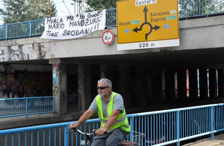 Hvala Mr. No Good/Mario Mandzukić/Tvoji Brođani!!', pi&scaron;e na transparentu kojim se Brođani zahvaljuju svom sugrađaninu Mariju Mandzukiću, koji se oprostio od dresa hrvatske reprezentacije nakon svjetskog srebra Vatrenih u Rusiji. Platno s natpisom postavljeno je na ogradu iznad podvožnjaka u Kumičićevoj ulici u Slavonskom Brodu.