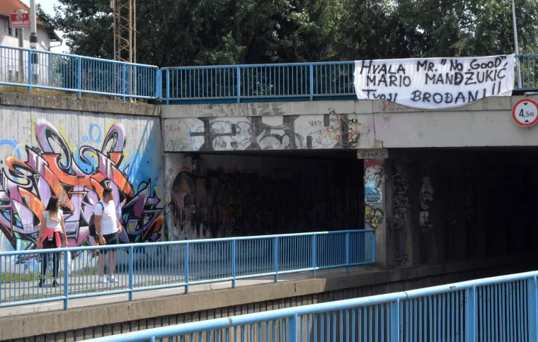 Hvala Mr. No Good/Mario Mandzukić/Tvoji Brođani!!', pi&scaron;e na transparentu kojim se Brođani zahvaljuju svom sugrađaninu Mariju Mandzukiću, koji se oprostio od dresa hrvatske reprezentacije nakon svjetskog srebra Vatrenih u Rusiji. Platno s natpisom postavljeno je na ogradu iznad podvožnjaka u Kumičićevoj ulici u Slavonskom Brodu.