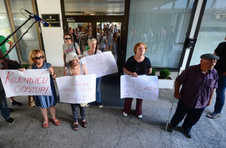 FIJASKO U ZAGREBU: Ispred Ministarstva zdravstva se okupilo pet prosvjednica