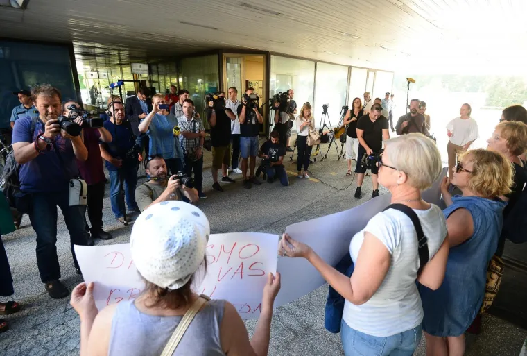 A kako to često s hrvatskim državljanima bude slučaj, prosvjed je bio totalni fijasko. Naime, na Ksaveru se pojavilo pet prosvjednica koje su u rukama držale transparente.