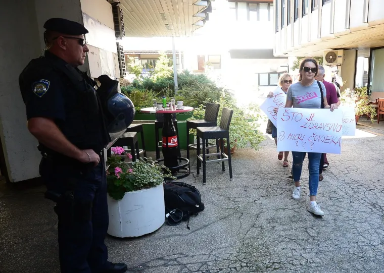 FIJASKO U ZAGREBU: Ispred Ministarstva zdravstva se okupilo pet prosvjednica