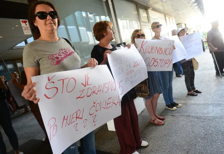 Samo pet prosvjednica ispred Ministarstva zdravstva: 'Ministar je direktno kriv!'