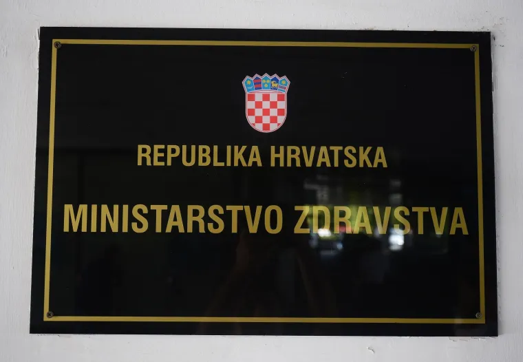 Samo pet prosvjednica ispred Ministarstva zdravstva: 'Ministar je direktno kriv!'