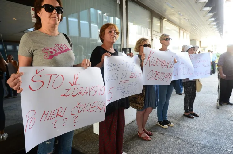 Samo pet prosvjednica ispred Ministarstva zdravstva: 'Ministar je direktno kriv!'