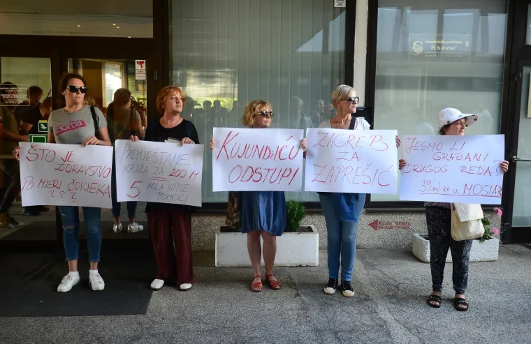 Samo pet prosvjednica ispred Ministarstva zdravstva: 'Ministar je direktno kriv!'