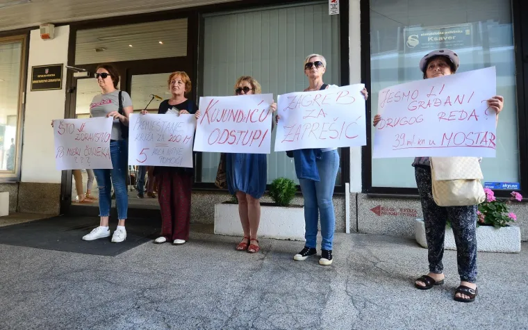 Samo pet prosvjednica ispred Ministarstva zdravstva: 'Ministar je direktno kriv!'