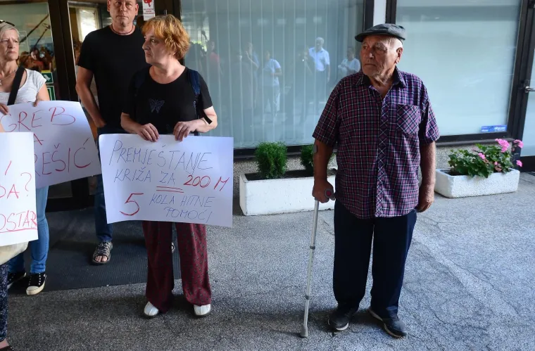 Samo pet prosvjednica ispred Ministarstva zdravstva: 'Ministar je direktno kriv!'