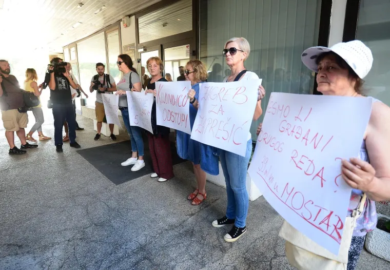 Samo pet prosvjednica ispred Ministarstva zdravstva: 'Ministar je direktno kriv!'