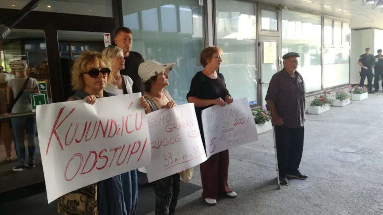 Samo pet prosvjednica ispred Ministarstva zdravstva: 'Ministar je direktno kriv!'