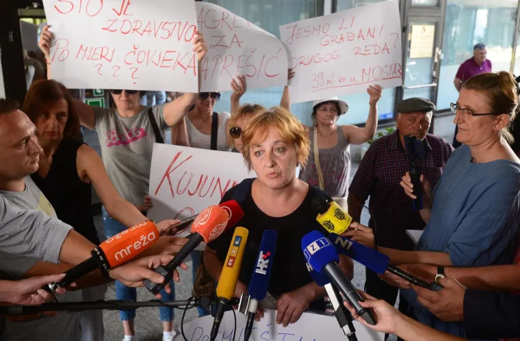 Samo pet prosvjednica ispred Ministarstva zdravstva: 'Ministar je direktno kriv!'