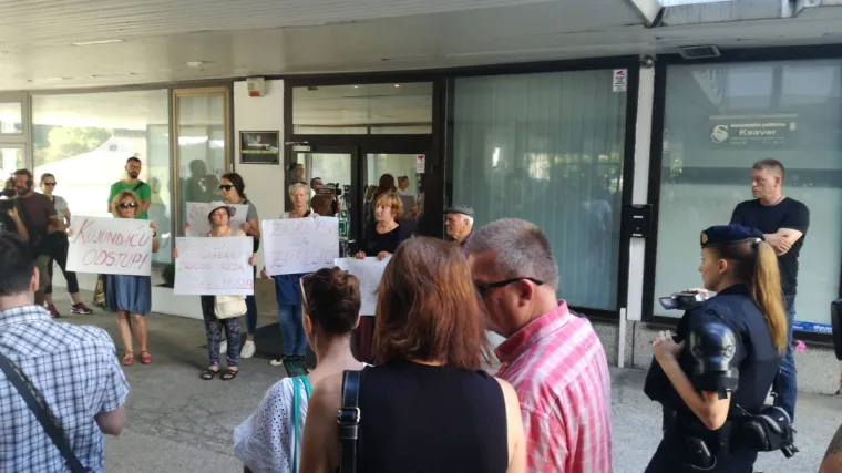 Samo pet prosvjednica ispred Ministarstva zdravstva: 'Ministar je direktno kriv!'