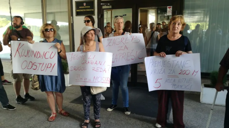 Samo pet prosvjednica ispred Ministarstva zdravstva: 'Ministar je direktno kriv!'