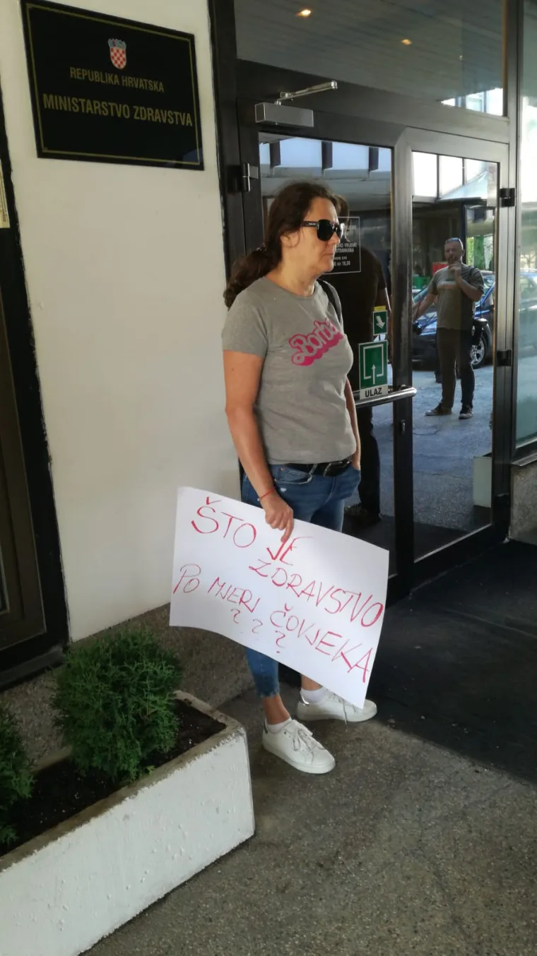 Samo pet prosvjednica ispred Ministarstva zdravstva: 'Ministar je direktno kriv!'