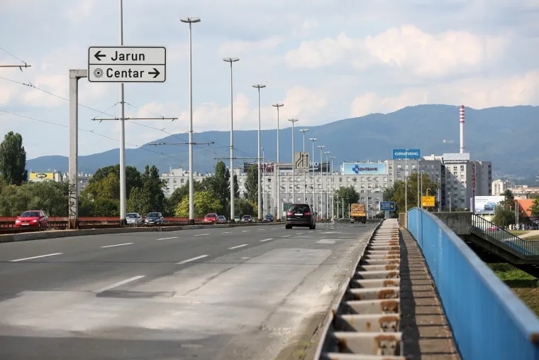FOTO Ovo ba&scaron; nije dobro: Pogledajte kako izgleda Jadranski most u Zagrebu