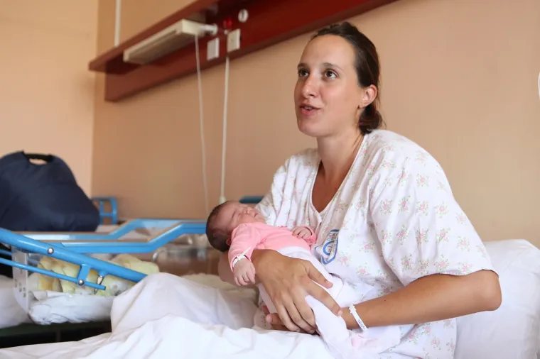 U helikopteru Hrvatskog ratnog zrakoplovstva Mi-8 MTV u srijedu, 15. kolovoza 2018. na hitnom medicinskom letu s otoka Raba rođena je beba. Majka Marija Brnjac rodila je djevojčicu prije slijetanja helikoptera na helidrom Delta u Rijeci.