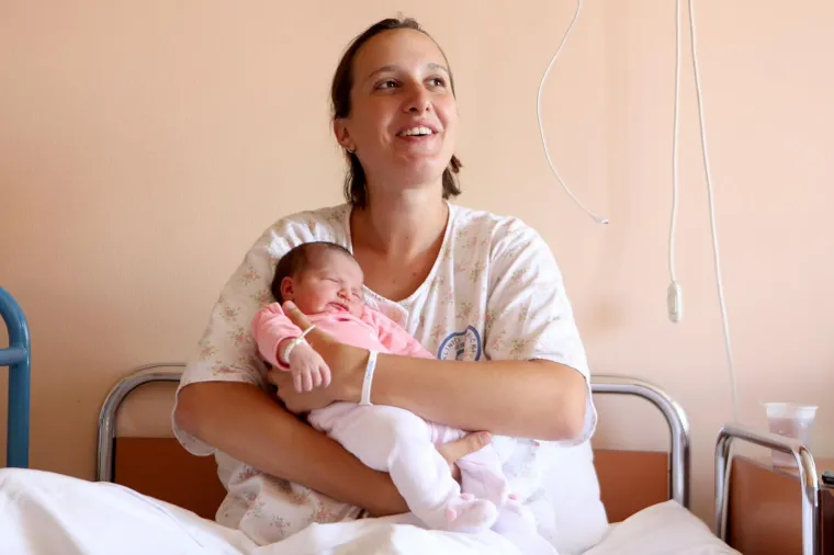 U helikopteru Hrvatskog ratnog zrakoplovstva Mi-8 MTV u srijedu, 15. kolovoza 2018. na hitnom medicinskom letu s otoka Raba rođena je beba. Majka Marija Brnjac rodila je djevojčicu prije slijetanja helikoptera na helidrom Delta u Rijeci.