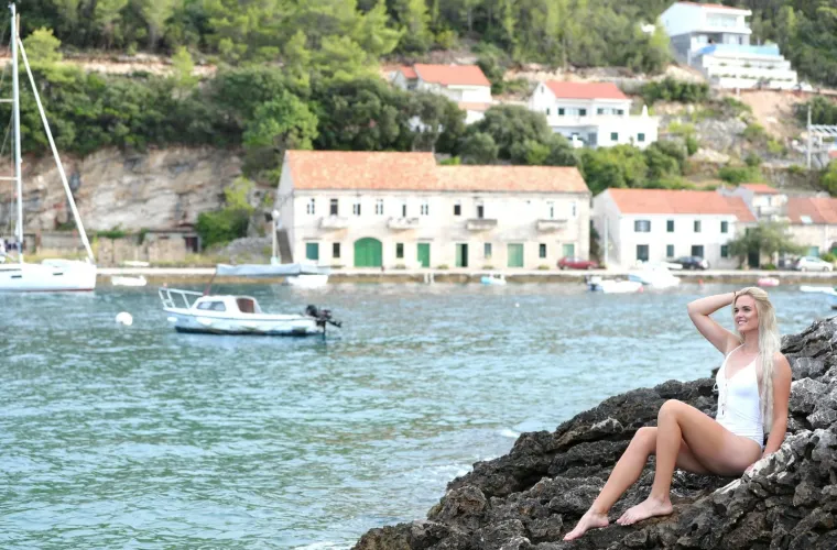 MISS SPORTA 2018. PRAVA JE LJEPOTICA: Pozirala kraj mora u bijelom kupaćem i pokazala svoje adute
