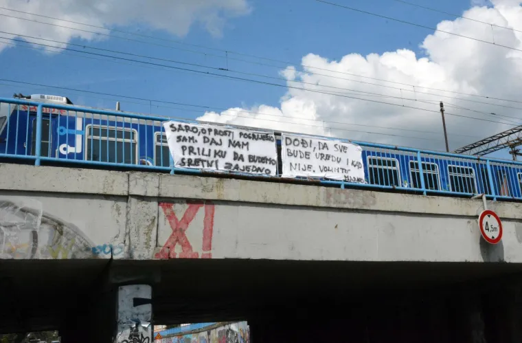 Ljubavna poruka na ogradi podvožnjaka u Slavonskom Brodu kojom zaljubljeni mladić Marko priznaje da je pogriješio, te poziva svoju djevojku Saru da mu oprosti i da ponovno budu zajedno