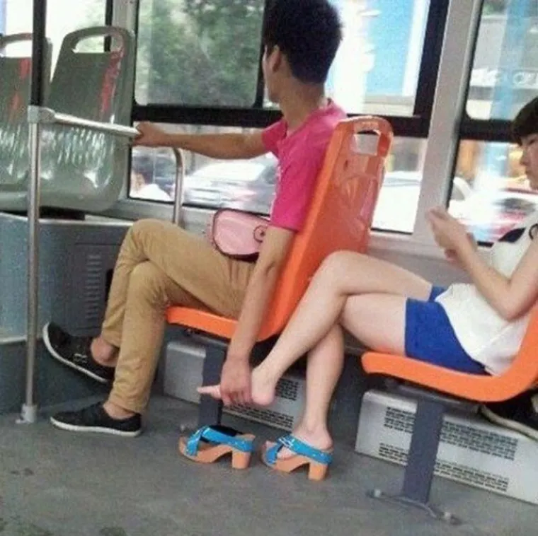 Za&scaron;to bi se držali za ruke?!