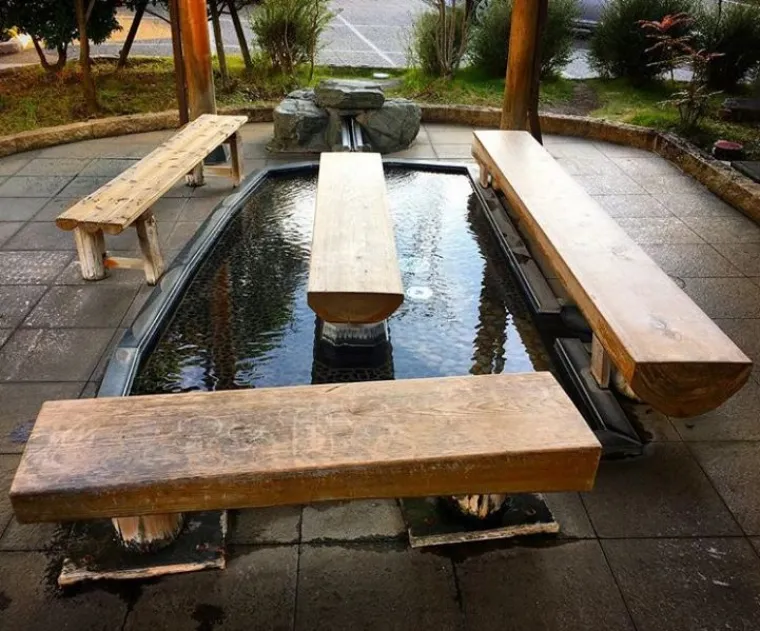 I tako sjedite na klupi, razgovarate i močite noge.