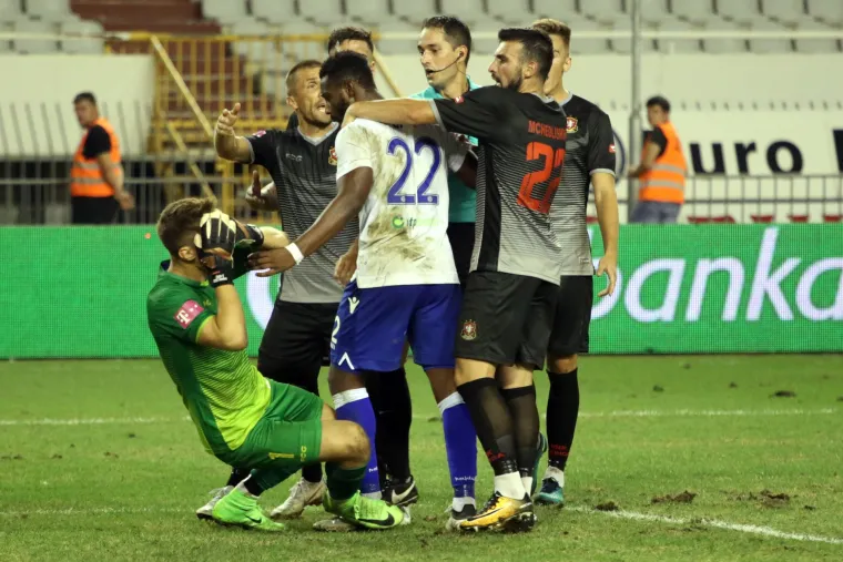 FOTO Ovo je nedopustivo: Said izgubio živce i glavom udario golmana Kahlinu