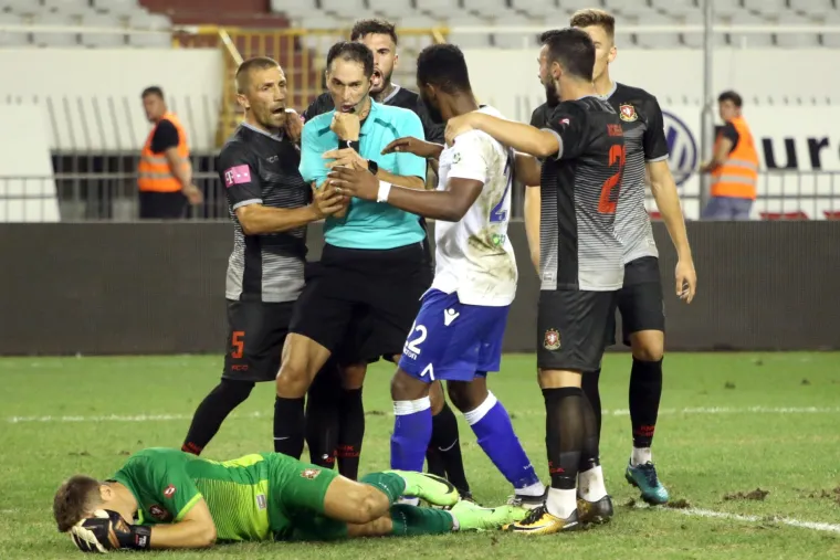 FOTO Ovo je nedopustivo: Said izgubio živce i glavom udario golmana Kahlinu