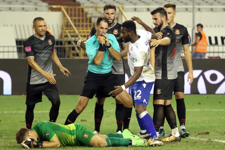 FOTO Ovo je nedopustivo: Said izgubio živce i glavom udario golmana Kahlinu