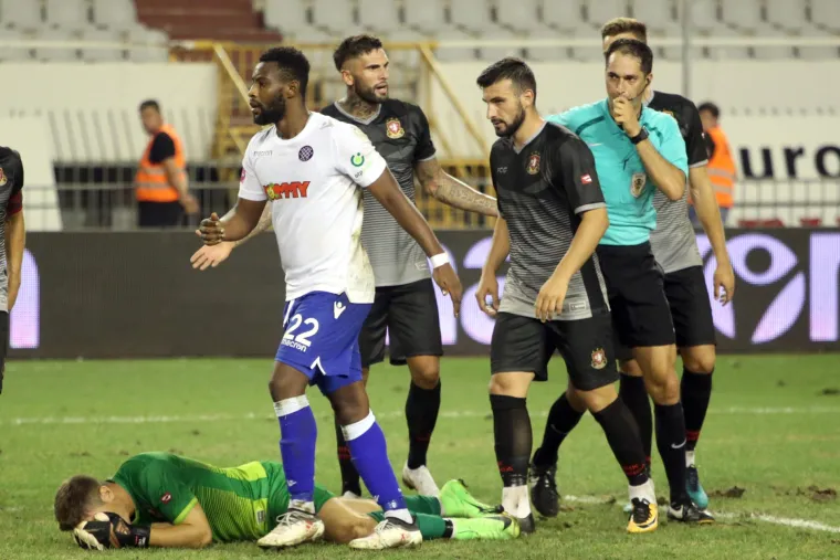 FOTO Ovo je nedopustivo: Said izgubio živce i glavom udario golmana Kahlinu