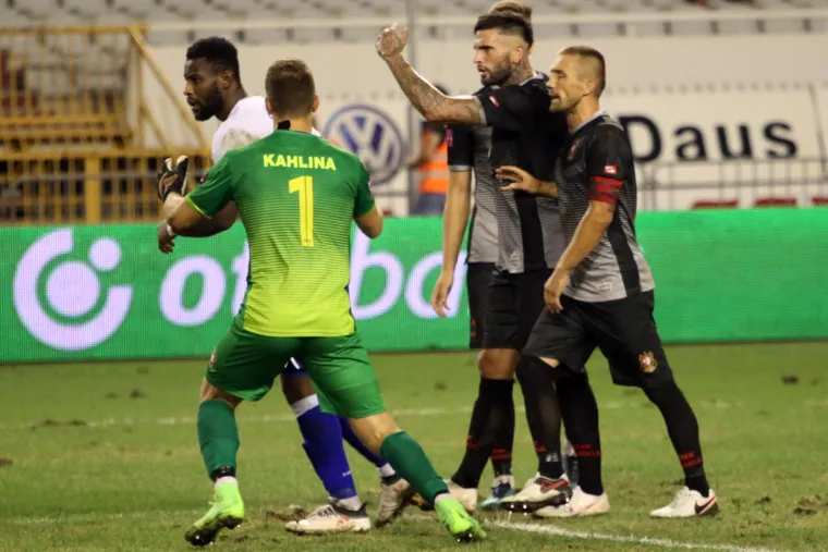 FOTO Ovo je nedopustivo: Said izgubio živce i glavom udario golmana Kahlinu