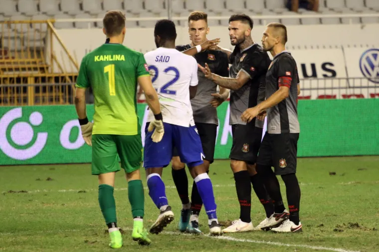 FOTO Ovo je nedopustivo: Said izgubio živce i glavom udario golmana Kahlinu