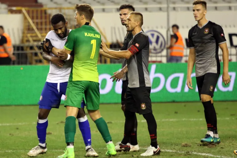 FOTO Ovo je nedopustivo: Said izgubio živce i glavom udario golmana Kahlinu