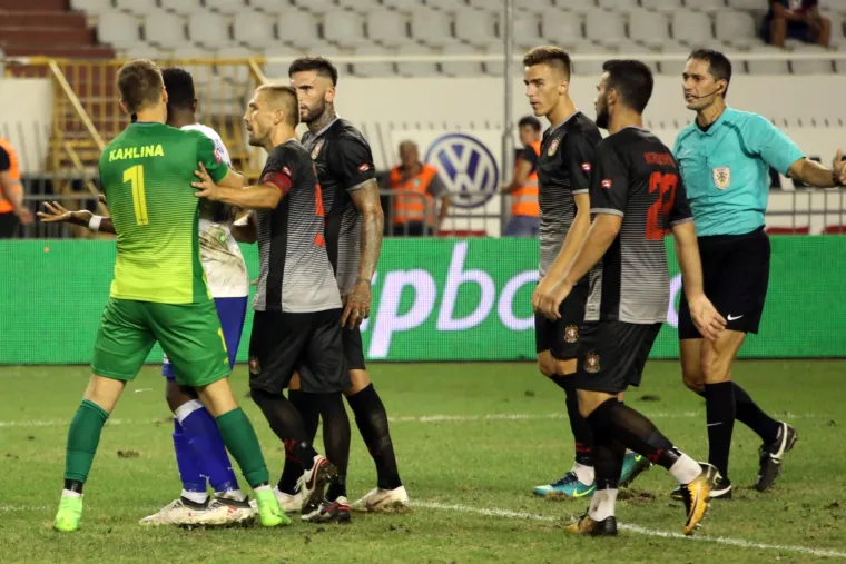 FOTO Ovo je nedopustivo: Said izgubio živce i glavom udario golmana Kahlinu