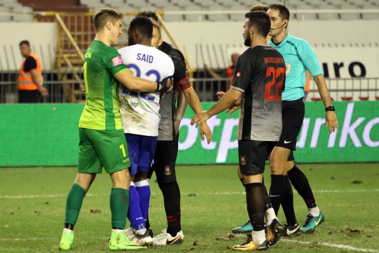 FOTO Ovo je nedopustivo: Said izgubio živce i glavom udario golmana Kahlinu