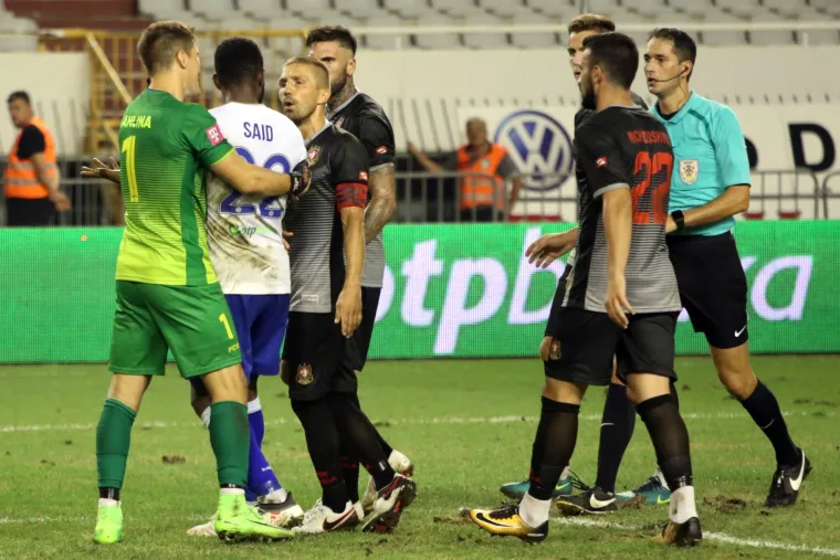 FOTO Ovo je nedopustivo: Said izgubio živce i glavom udario golmana Kahlinu