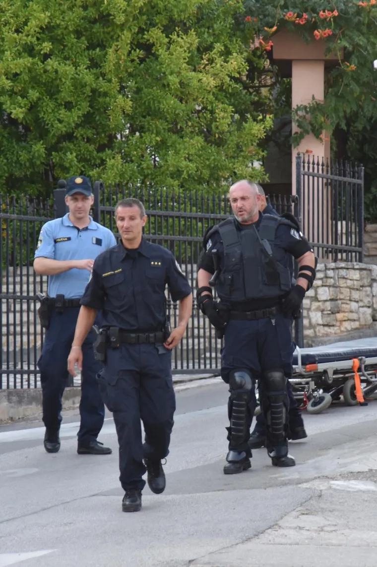 Drama u Puli: Zatočio ženu i prijetio da će je ozlijediti, na kraju je ranio sebe