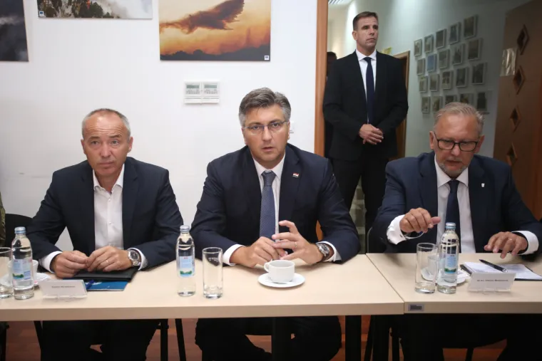 Plenković posjetio Centar za koordinaciju, vođenje i ga&scaron;enje požara na priobalju