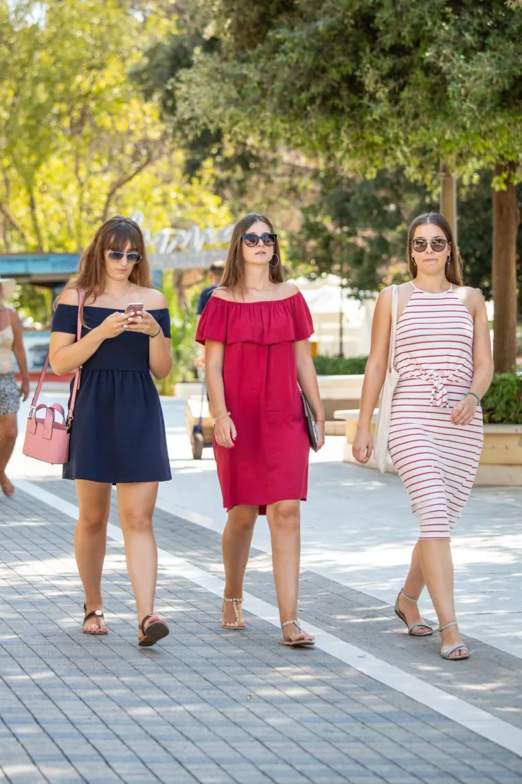 Top ili flop? Pogledajte modne kombinacije na uvijek atraktivnom Stradunu