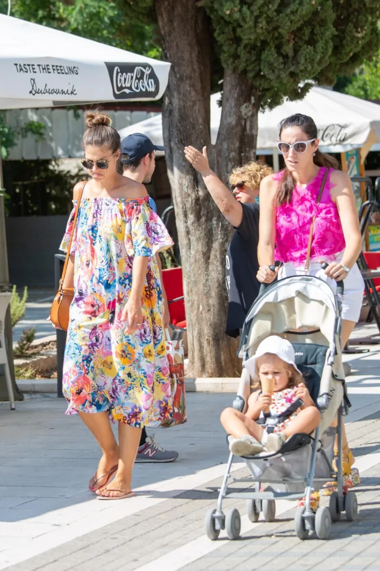 Top ili flop? Pogledajte modne kombinacije na uvijek atraktivnom Stradunu