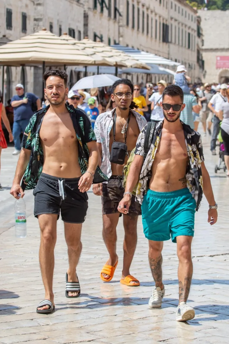 Top ili flop? Pogledajte modne kombinacije na uvijek atraktivnom Stradunu