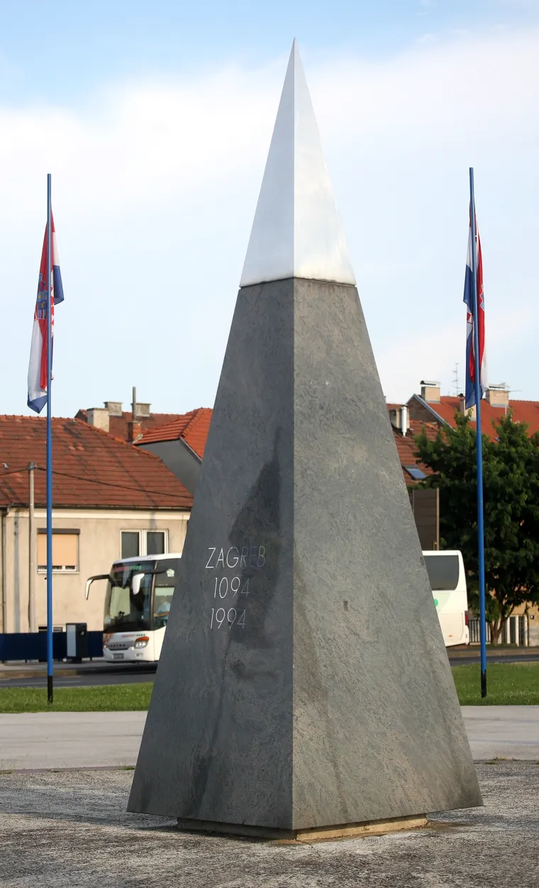 Postavljen spomenik u čast 900 godina od osnutka Zagrebačke biskupije