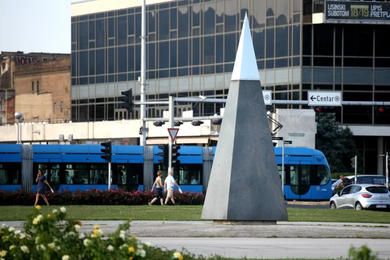 Postavljen spomenik u čast 900 godina od osnutka Zagrebačke biskupije