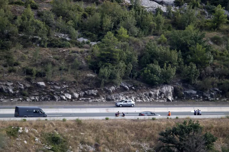 Na brzoj cesti Solin - Klis ne&scaron;to prije 16 sati dogodila se te&scaron;ka prometna nesreća sa smrtnom posljedicom. Vozač motocikla udario je u ogradu i podlegao te&scaron;kim ozljedama.