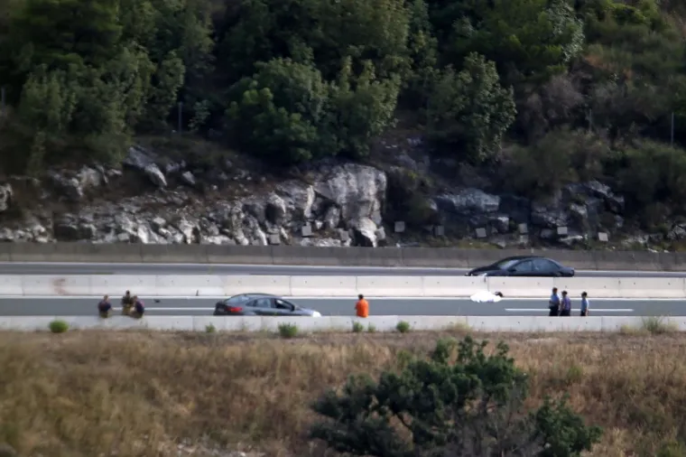 Na brzoj cesti Solin - Klis ne&scaron;to prije 16 sati dogodila se te&scaron;ka prometna nesreća sa smrtnom posljedicom. Vozač motocikla udario je u ogradu i podlegao te&scaron;kim ozljedama.
