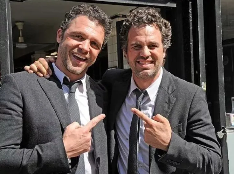 SLAVNI GLUMCI I NJIHOVI DVOJNICI U PARANORMALNOJ GALERIJI: Možete li pogoditi tko je original?